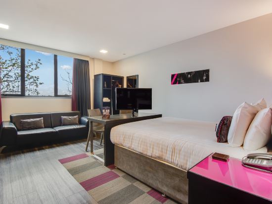 Roomzzz Chester City Room Type - Smart Studio