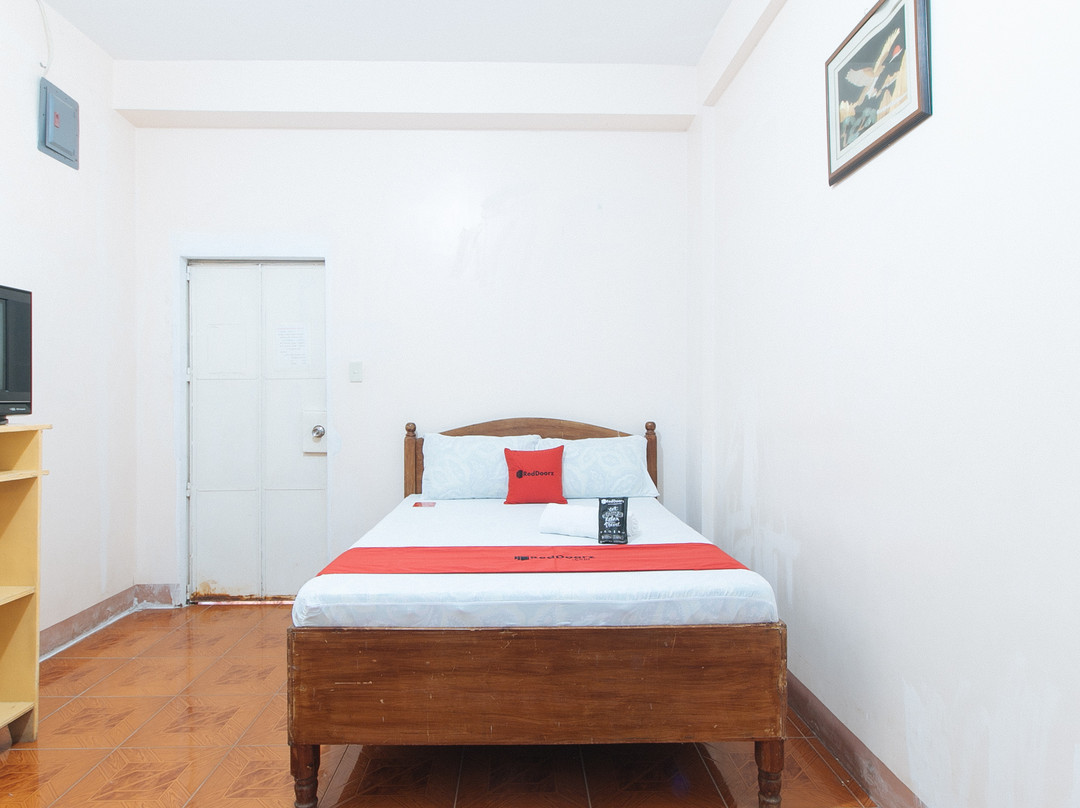 RedDoorz @ Goldland Spring Resort Urdaneta City