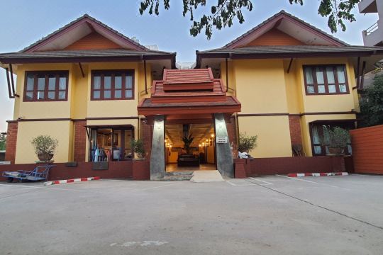 Yellow Tique Hotel