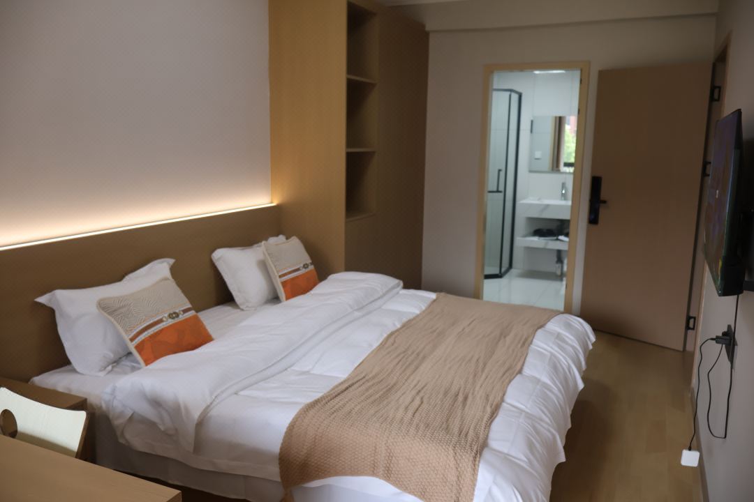 Aisen Homestay (Lakeside Capital)