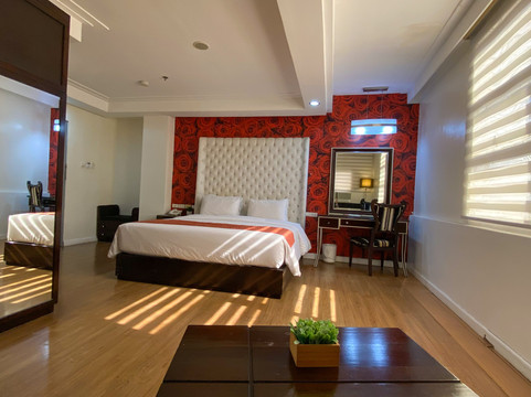 Queen Margarette Hotel Downtown