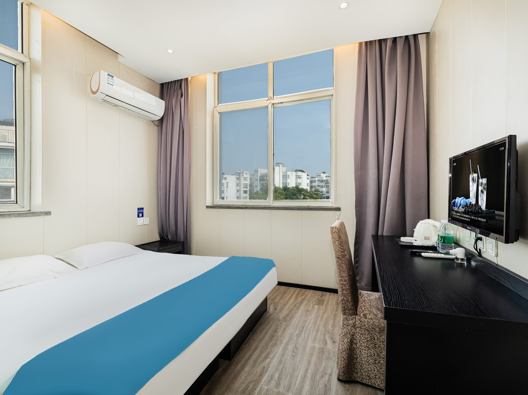 青岛世界旅舍酒店(台东步行街海泊河公园地铁站店)主图