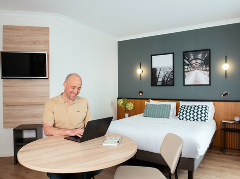 阿德吉奥拉德芳斯公园酒店