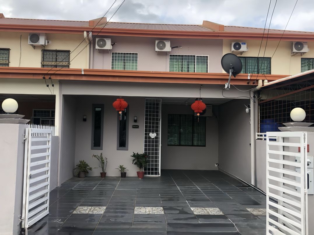 ANG LEE HOLIDAY HOME