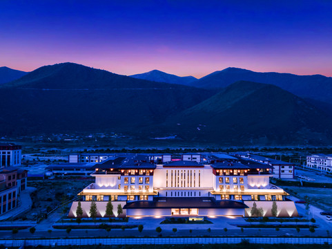 林芝悅皇冠度假酒店