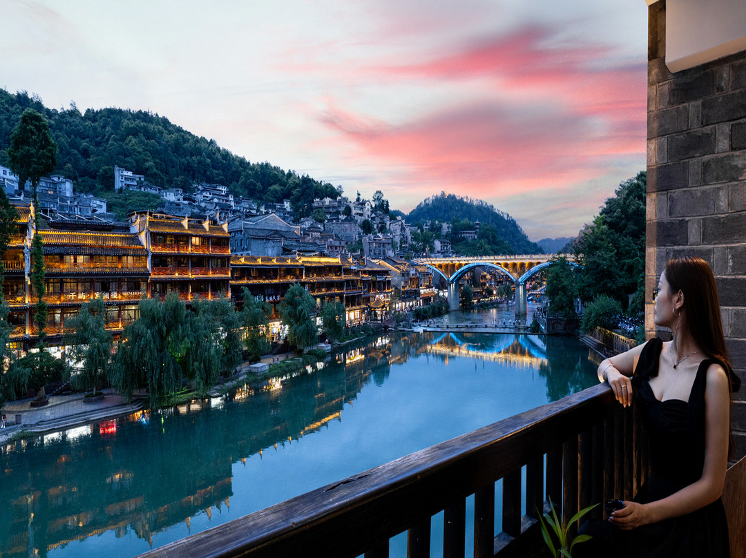 凤凰金水岸丨沱江180度夜景·苗绣艺术丨古城观景酒店