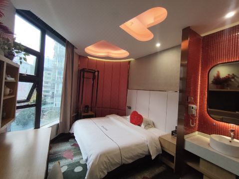 Quxian Huilong Hotel