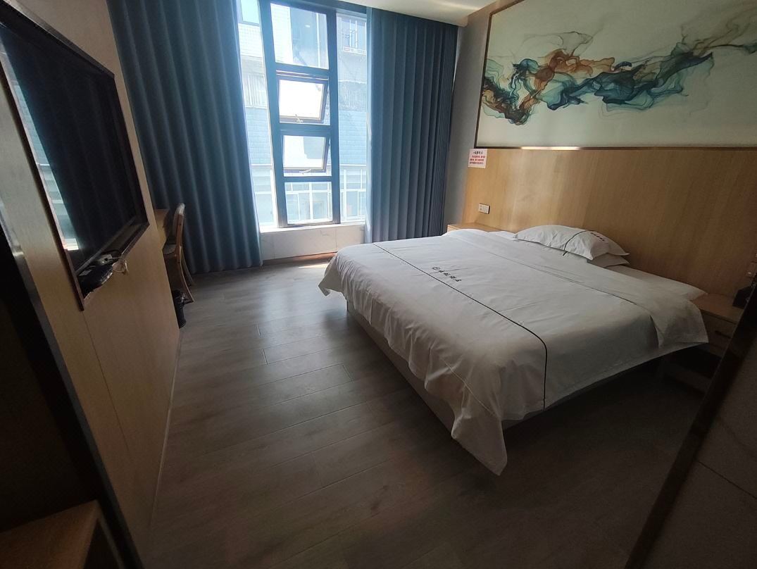 Quxian Huilong Hotel