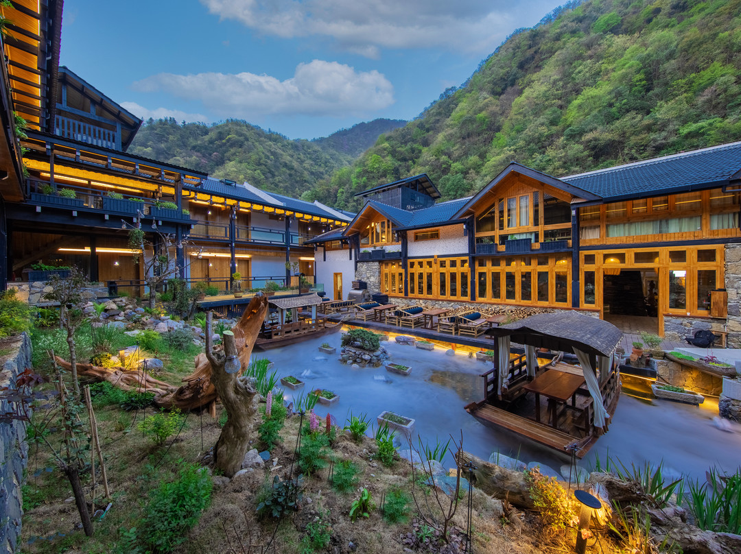 隐遇•香溪水榭民宿（神农架木鱼镇旅游集散中心店）