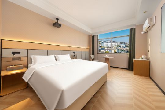 De'an VYBE HOUSE Heyun Hotel (De'an High-Speed Railway Station Chaoyang Road Pedestrian Street)