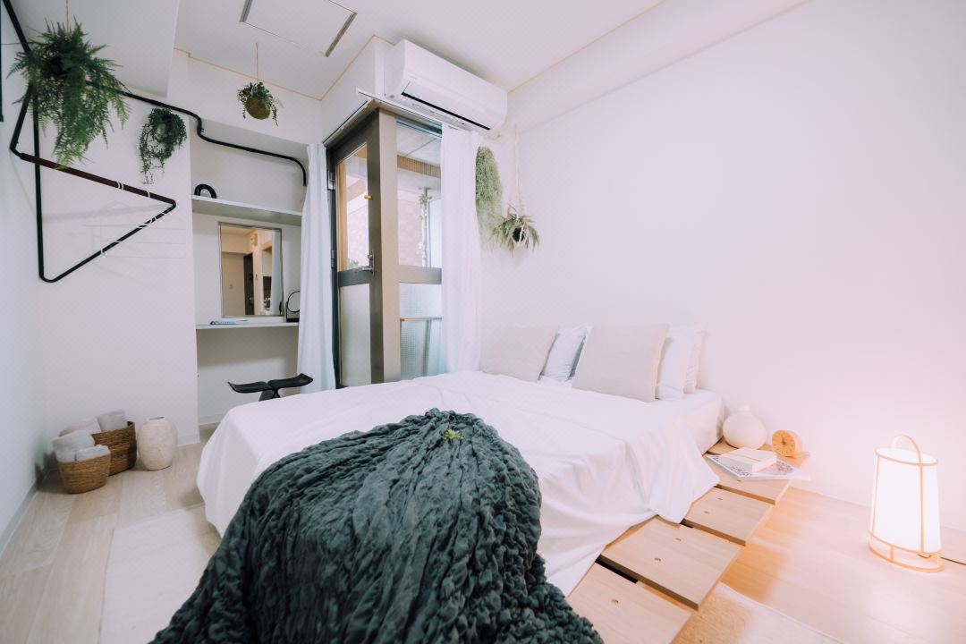 Minimalist Loft 7: Namba Compact Studio & 24/7 Gym