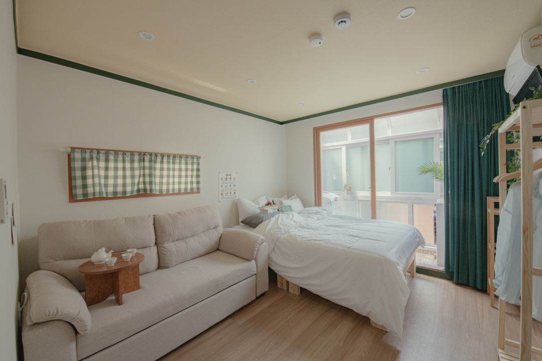 Hongik Univ. Station Romantic Rooftop House