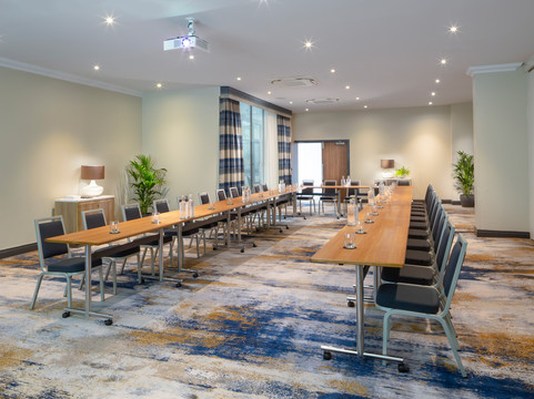 南安普敦假日酒店