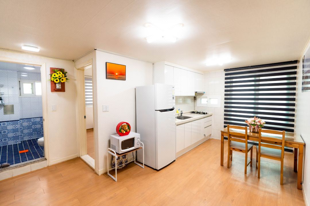 Yapee guesthouse /Hongik University Sta. .Big House.party room.Two Rooms.