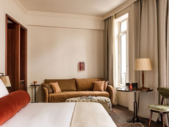 Château des Fleurs Hôtel & Spa Paris Room Type - Corner Junior Suite Château des Fleurs Hôtel & Spa Paris Room Type - Corner Junior Suite