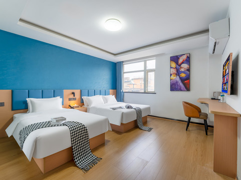 七庭酒店(南昌八一广场丁公路北地铁站店)主图