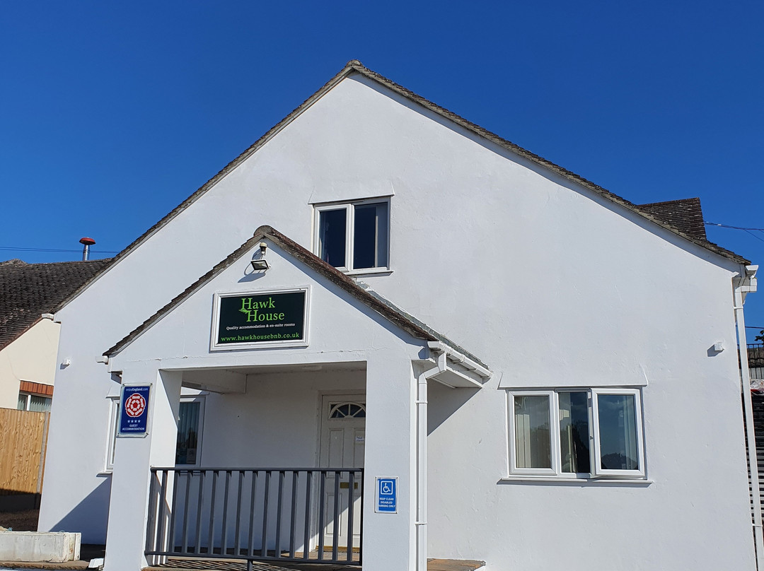 Hawk House主图