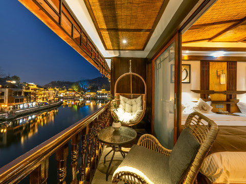 凤凰栖迟一家人江景民宿