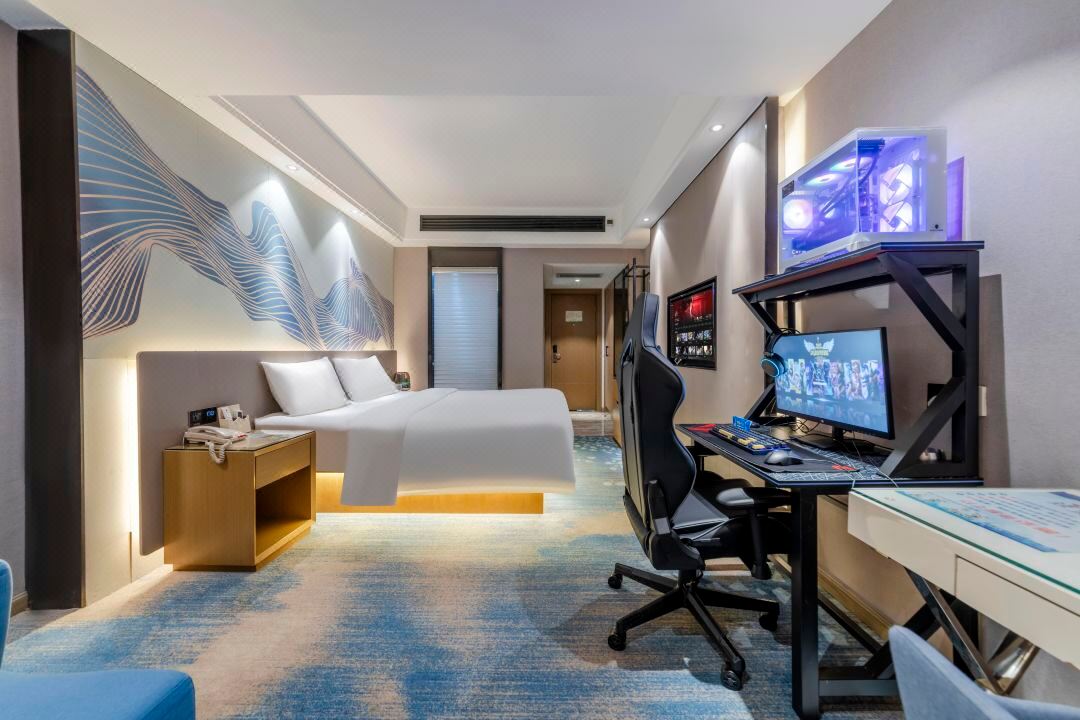 Light Core E-sports Hotel (Shenzhen Dong Station Buji Old Street Store)