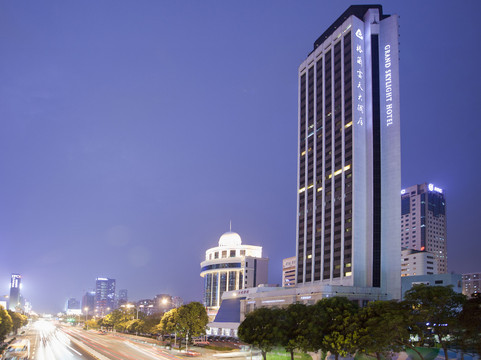 深圳中航城格兰云天大酒店主图