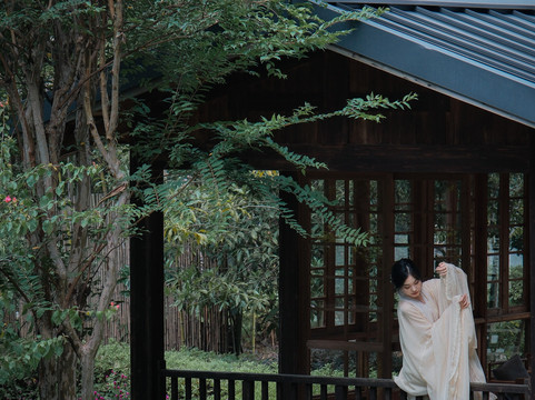 六尚·水岸山色美宿