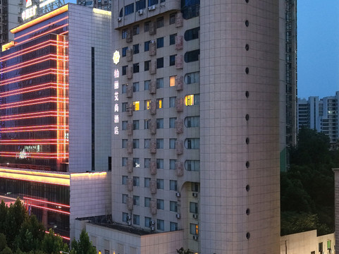 柏丽艾尚酒店(长沙贺龙体育馆侯家塘地铁站店)主图