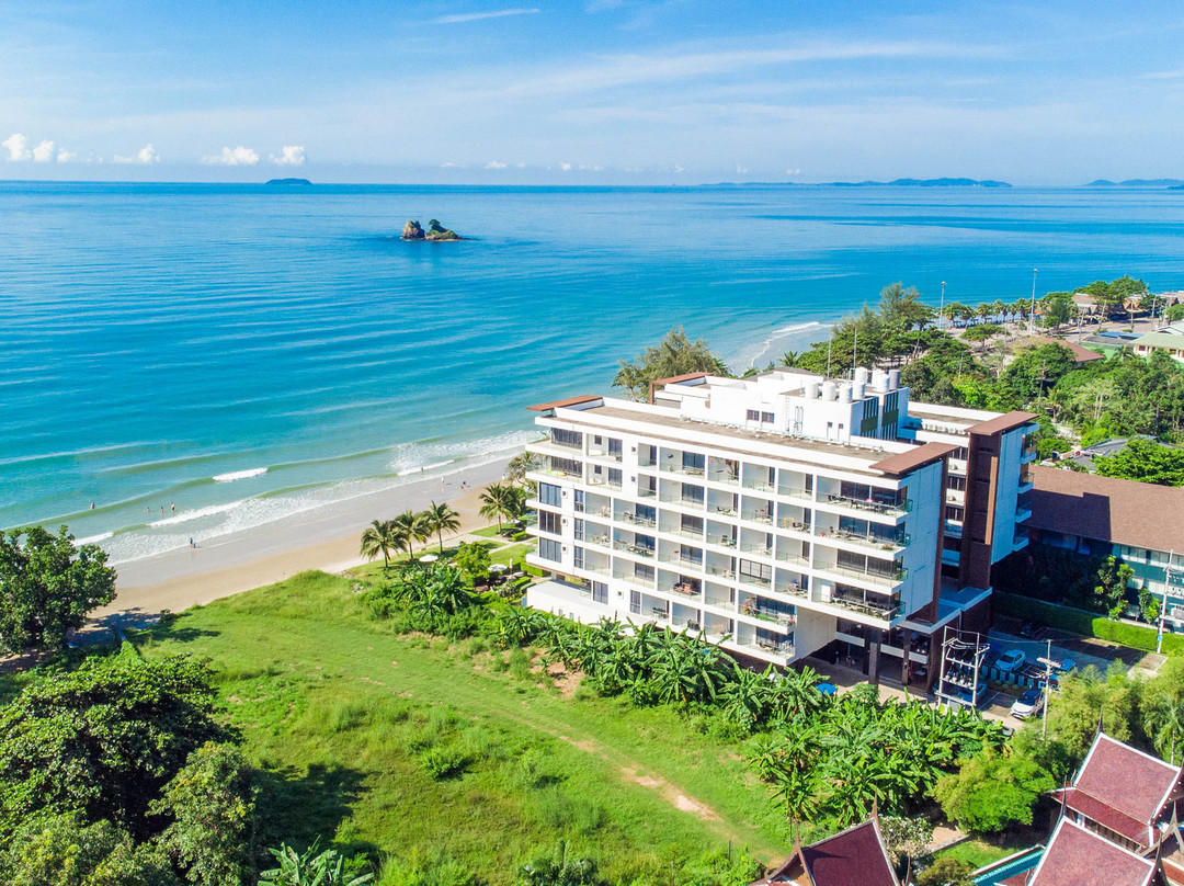 Escape Condominium Beachfront Suites - Mae Phim