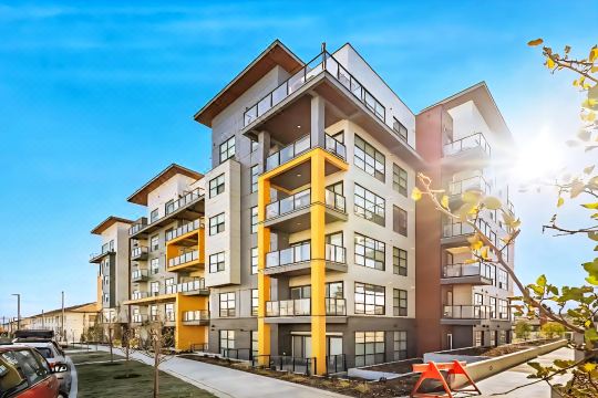 Family Stylish 1BR and Den Condo -Apartment w/City View, DT, Balcony, Parking, Laundry!