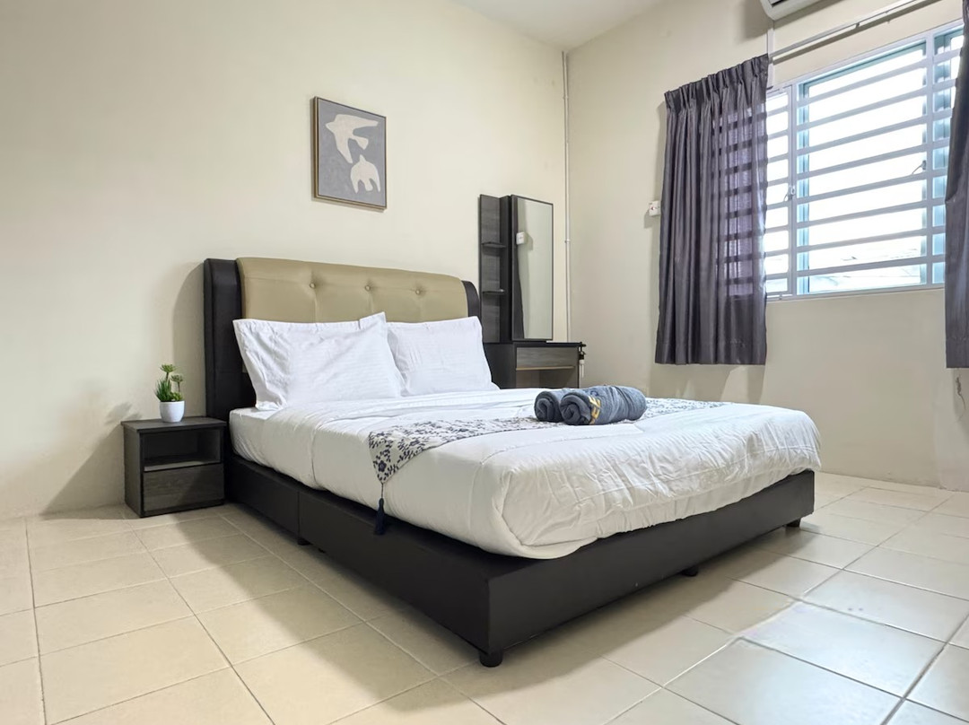 Meru House Landed 2 storey for 10pax by BeeStay