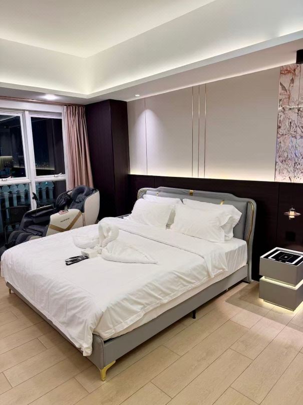 Canal View Luxury Stay/Massage Chair + Office Desk