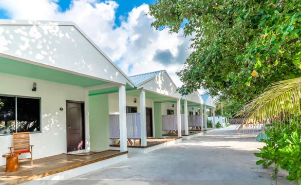 Clouds Beach Retreat L. Gan