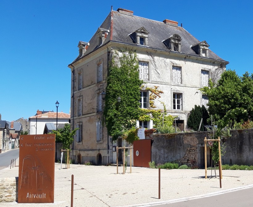 伏尔泰旅馆-官方