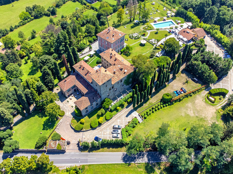 Alzate Brianza酒店住宿-卡斯特罗迪卡斯吉里欧酒店