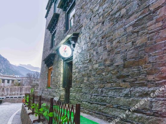 稻城9号太空舱青年旅舍