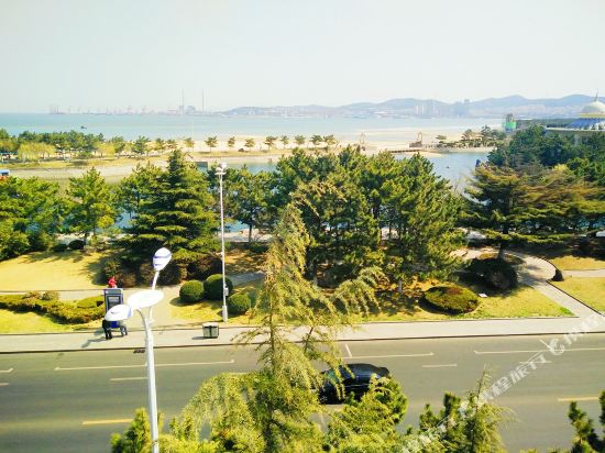 威海海边沙滩阳光白云民宿