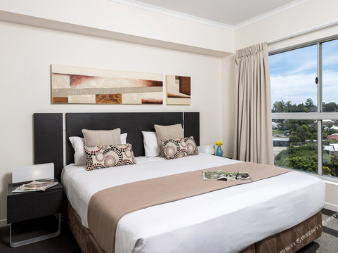 Raceview酒店住宿-伊普斯威奇阿思百尔盛橡套房酒店