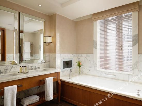 Corinthia London Room Type - Trafalgar Suite