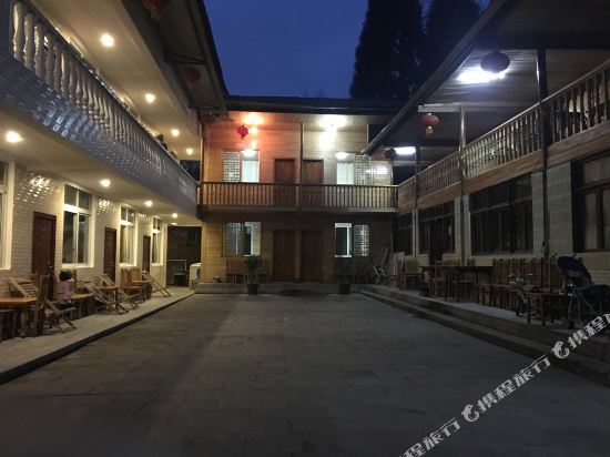 碧峰峡吊脚楼休闲庄