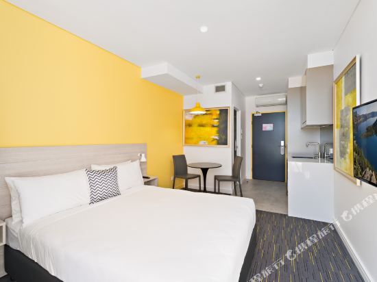 ValueSuites Green Square Room Type - Modern Queen Suite