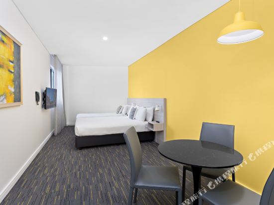 ValueSuites Green Square Room Type - Social Suite