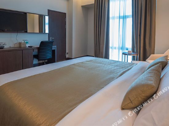 Astana Wing - Riverside Majestic Hotel Room Type - Executive Deluxe King Room with City View
