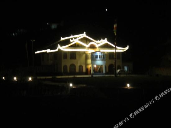 松潘格桑河畔藏院