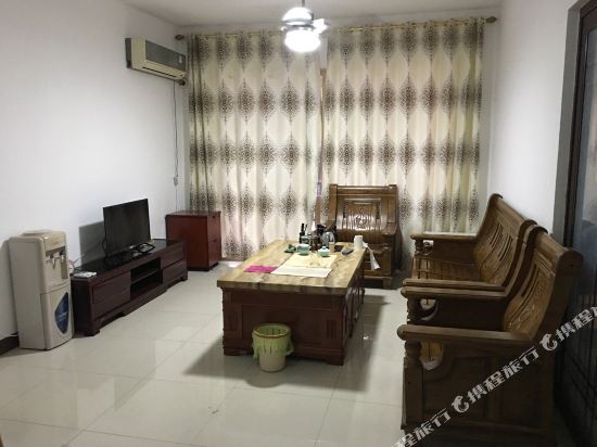 清远湖边大小伙普通公寓