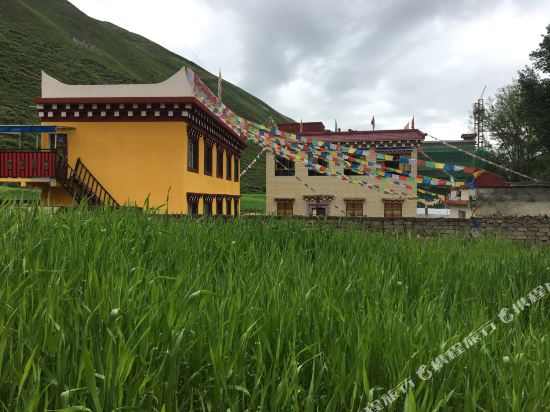 色达珠穆朗玛酒店