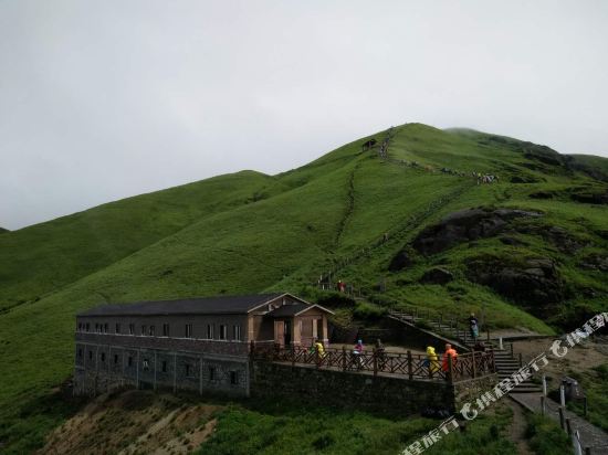 武功山金顶万宝柜客栈