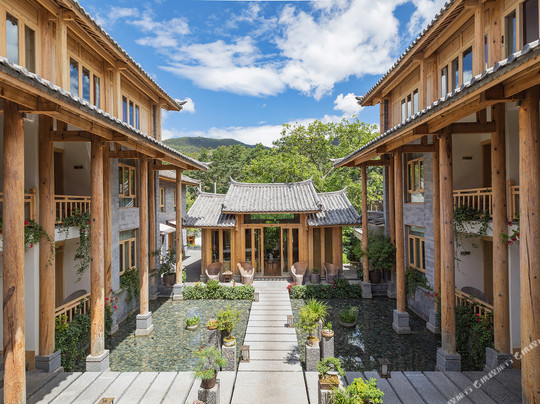 阿若康巴庆云庄园