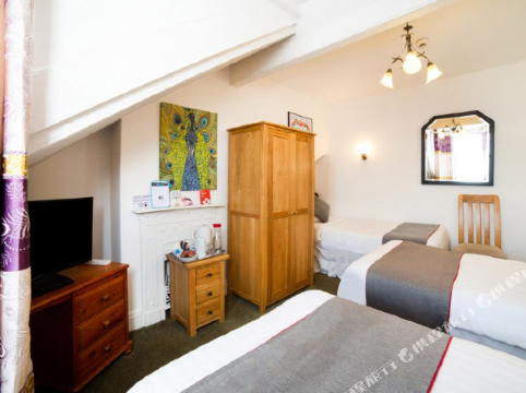 Diamonds Guest House Room Type - Standard Triple Room