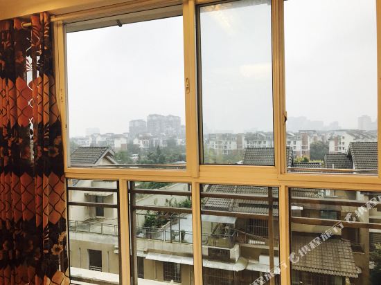 都江堰河畔公寓