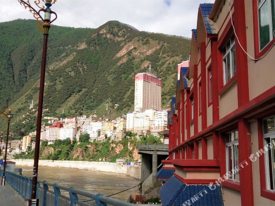 雅江云沫江畔商务宾馆