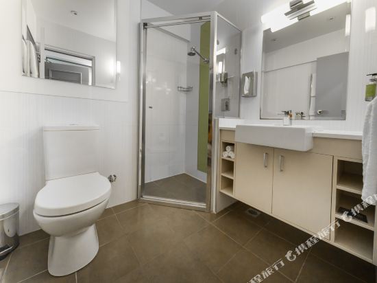 Hyde Park Inn Room Type - Deluxe Studio Room